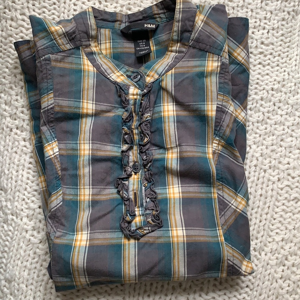 Very cute 3/4 length plaid shirt w/ruffle, slight puffy sleeve, and wide bottom